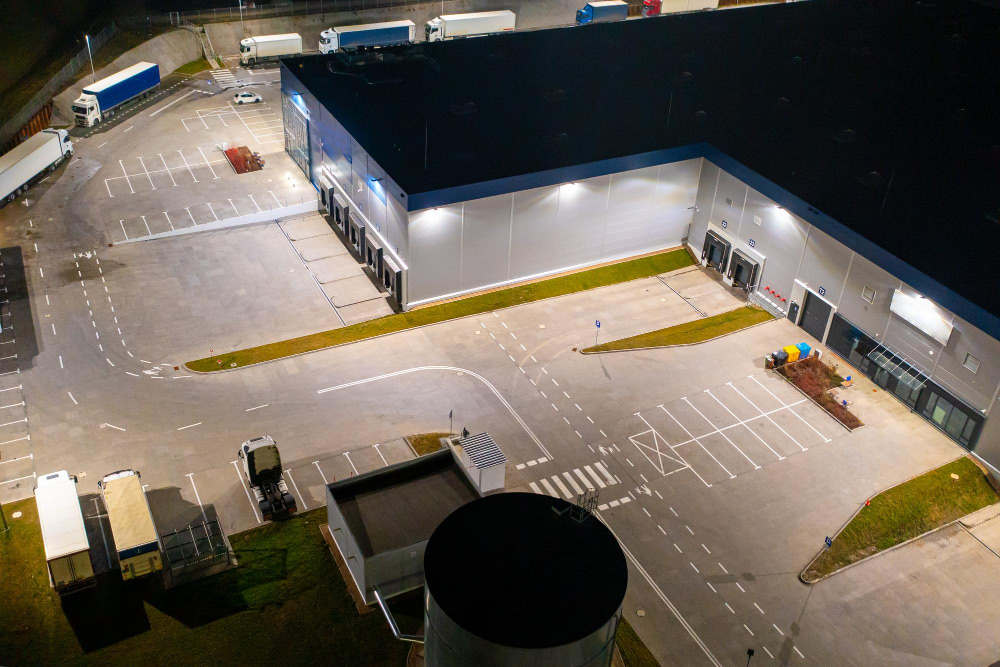 De ce este esențial iluminatul exterior inteligent în infrastructurile industriale?